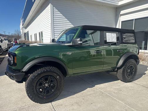 Eruption Green Metallic 2023 Ford Bronco Wildtrak