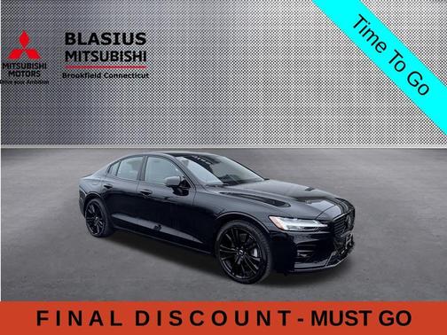 Onyx Black Metallic 2024 Volvo S60 B5 Plus Black Edition