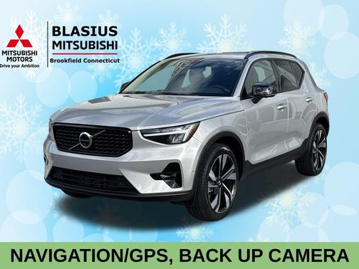 2025 Volvo XC40 B5 Plus Dark Theme