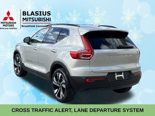 2025 Volvo XC40 B5 Plus Dark Theme