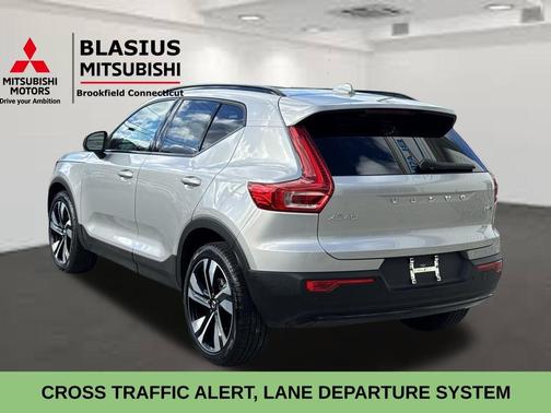 2025 Volvo XC40 B5 Plus Dark Theme