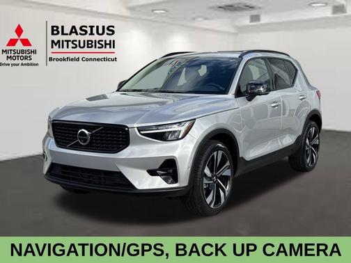 2025 Volvo XC40 B5 Plus Dark Theme