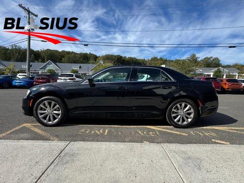 2022 Chrysler 300 Touring