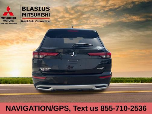 Labrador Black Pearl 2024 Mitsubishi Outlander PHEV SE