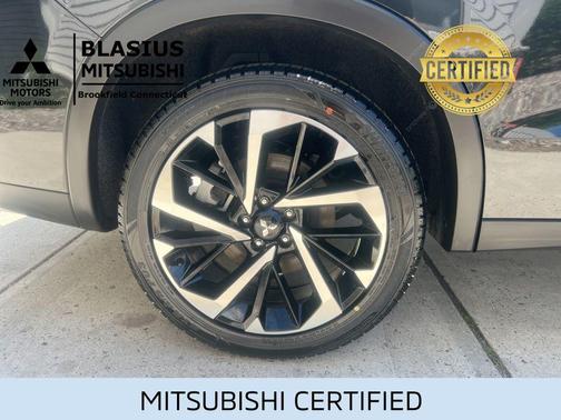 Labrador Black Pearl 2024 Mitsubishi Outlander PHEV SE