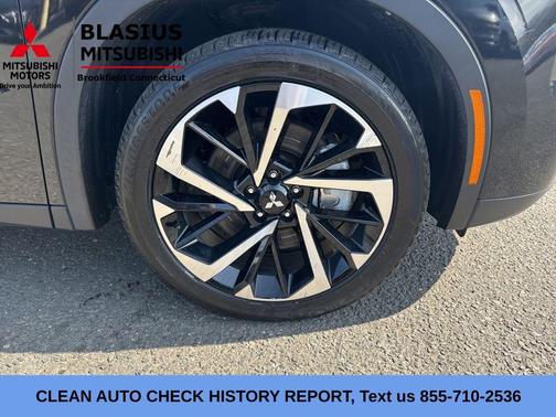 Labrador Black Pearl 2024 Mitsubishi Outlander PHEV SE