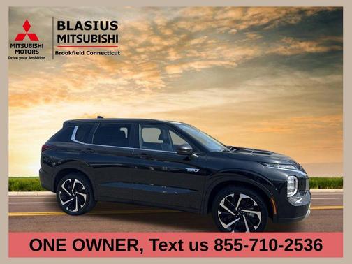 Labrador Black Pearl 2024 Mitsubishi Outlander PHEV SE