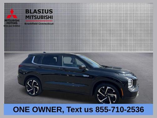 Labrador Black Pearl 2024 Mitsubishi Outlander PHEV SE