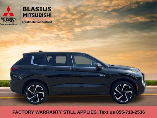 Labrador Black Pearl 2024 Mitsubishi Outlander PHEV SE