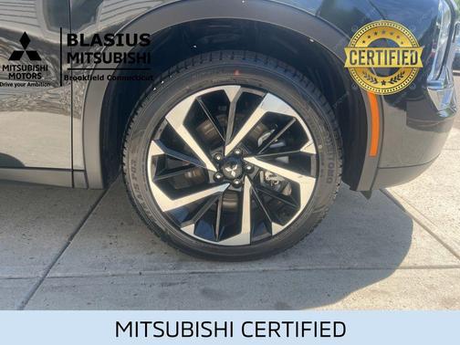 Labrador Black Pearl 2024 Mitsubishi Outlander PHEV SE