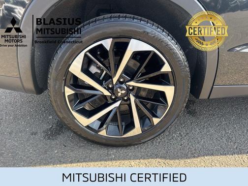 Labrador Black Pearl 2024 Mitsubishi Outlander PHEV SE