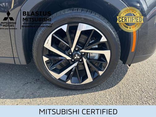Labrador Black Pearl 2024 Mitsubishi Outlander PHEV SE