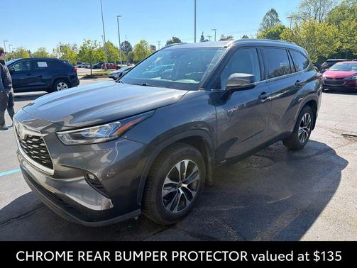 Gray 2020 Toyota Highlander Hybrid XLE