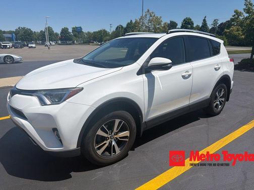 Super White 2018 Toyota RAV4 XLE