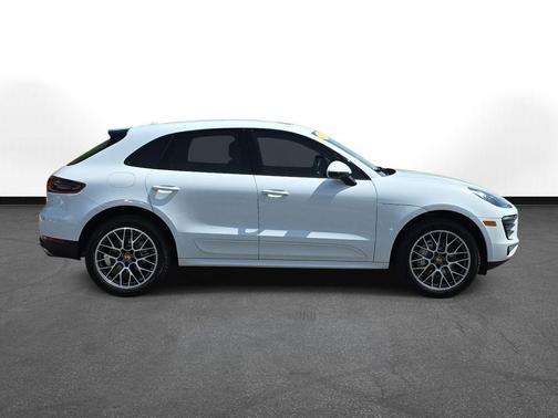 Carrara White Metallic 2016 Porsche Macan Macan S