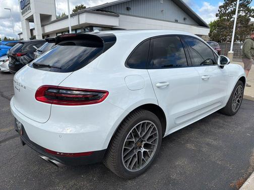 Carrara White Metallic 2016 Porsche Macan Macan S