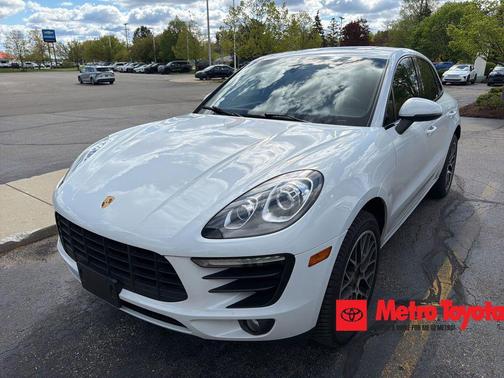 Carrara White Metallic 2016 Porsche Macan Macan S