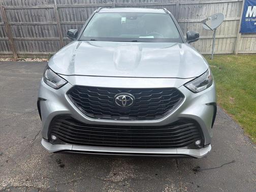 Celestial Silver Metallic 2025 Toyota Highlander XSE