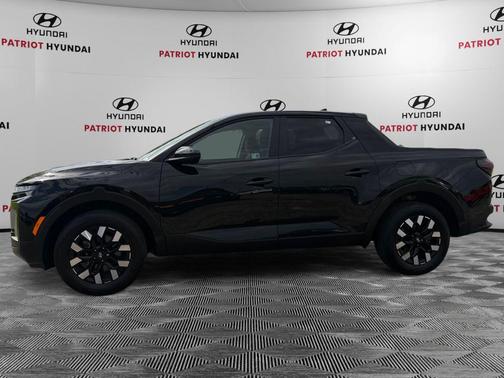 Phantom Black 2025 Hyundai SANTA CRUZ SE