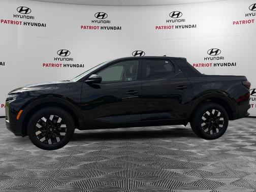 Phantom Black 2025 Hyundai SANTA CRUZ SE
