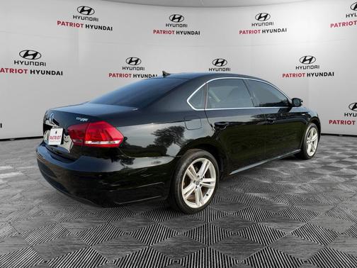Black Uni 2015 Volkswagen Passat 2.0L TDI DSG SE w/Sunroof