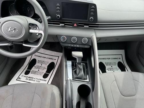 2022 Hyundai ELANTRA SE