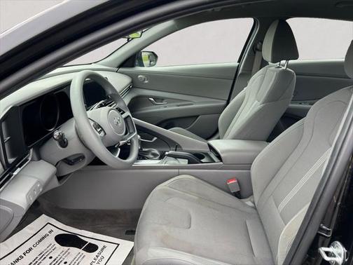 2022 Hyundai ELANTRA SE
