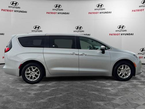 Silver Mist Clearcoat 2023 Chrysler Voyager LX