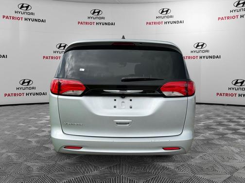 Silver Mist Clearcoat 2023 Chrysler Voyager LX