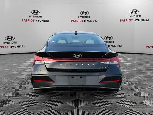 Abyss Black 2025 Hyundai ELANTRA Limited