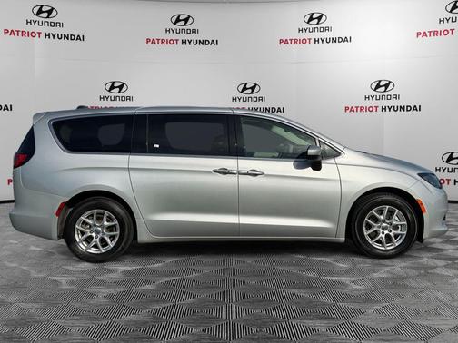 Silver Mist Clearcoat 2023 Chrysler Voyager LX