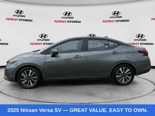 Gun Metallic 2025 Nissan Versa 1.6 SV
