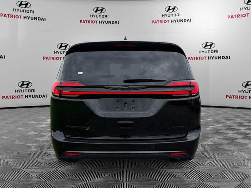 Diamond Black Crystal Pearlcoat 2025 Chrysler Pacifica Limited