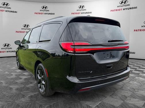 Diamond Black Crystal Pearlcoat 2025 Chrysler Pacifica Limited