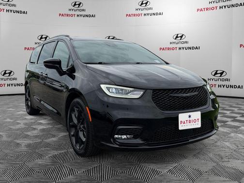 Diamond Black Crystal Pearlcoat 2025 Chrysler Pacifica Limited