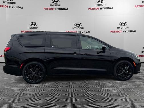 Diamond Black Crystal Pearlcoat 2025 Chrysler Pacifica Limited