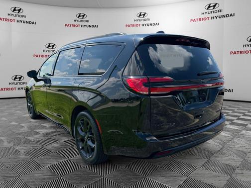 Diamond Black Crystal Pearlcoat 2025 Chrysler Pacifica Limited