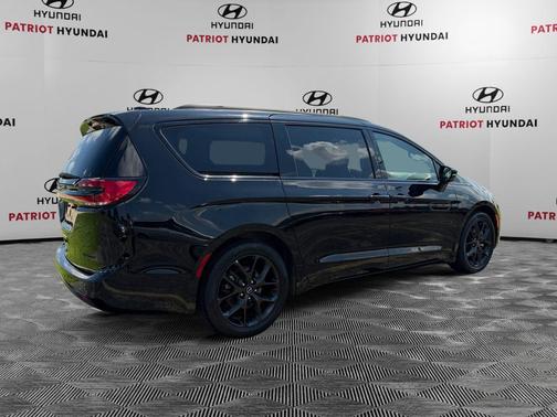 Diamond Black Crystal Pearlcoat 2025 Chrysler Pacifica Limited