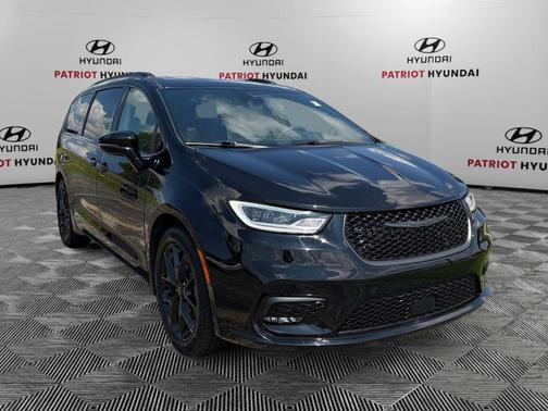 Diamond Black Crystal Pearlcoat 2025 Chrysler Pacifica Limited