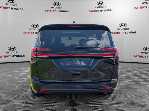 Diamond Black Crystal Pearlcoat 2025 Chrysler Pacifica Limited
