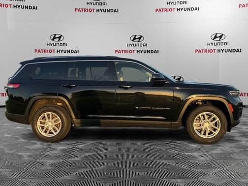 Diamond Black Crystal Pearlcoat 2023 Jeep Grand Cherokee L Laredo
