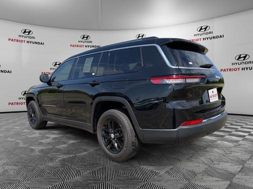 Diamond Black Crystal Pearlcoat 2023 Jeep Grand Cherokee L Laredo