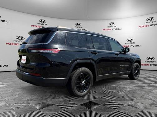 Diamond Black Crystal Pearlcoat 2023 Jeep Grand Cherokee L Laredo