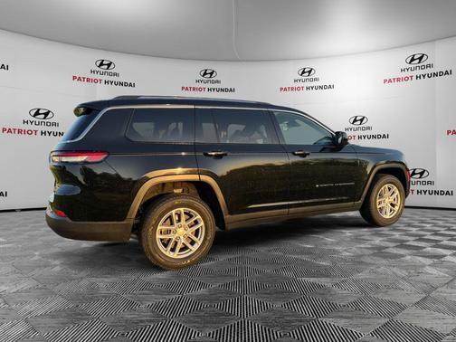 Diamond Black Crystal Pearlcoat 2023 Jeep Grand Cherokee L Laredo