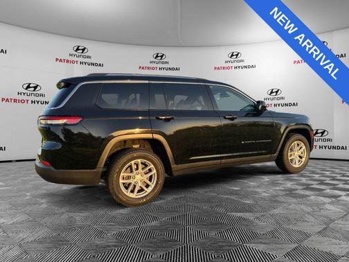 Diamond Black Crystal Pearlcoat 2023 Jeep Grand Cherokee L Laredo