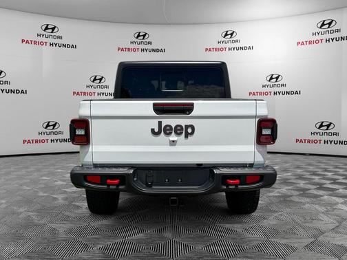 Bright White Clearcoat 2026 Jeep Gladiator Rubicon