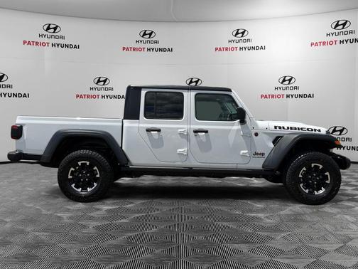 Bright White Clearcoat 2026 Jeep Gladiator Rubicon