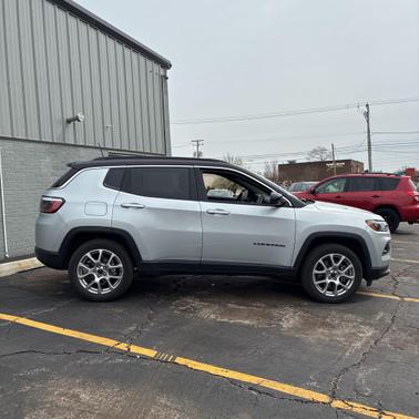 Silver Zynith Metallic Clearcoat 2025 Jeep Compass Limited