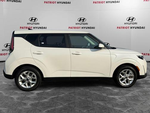 Snow White Pearl 2024 Kia Soul LX