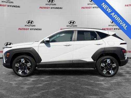 Atlas White 2025 Hyundai KONA SEL